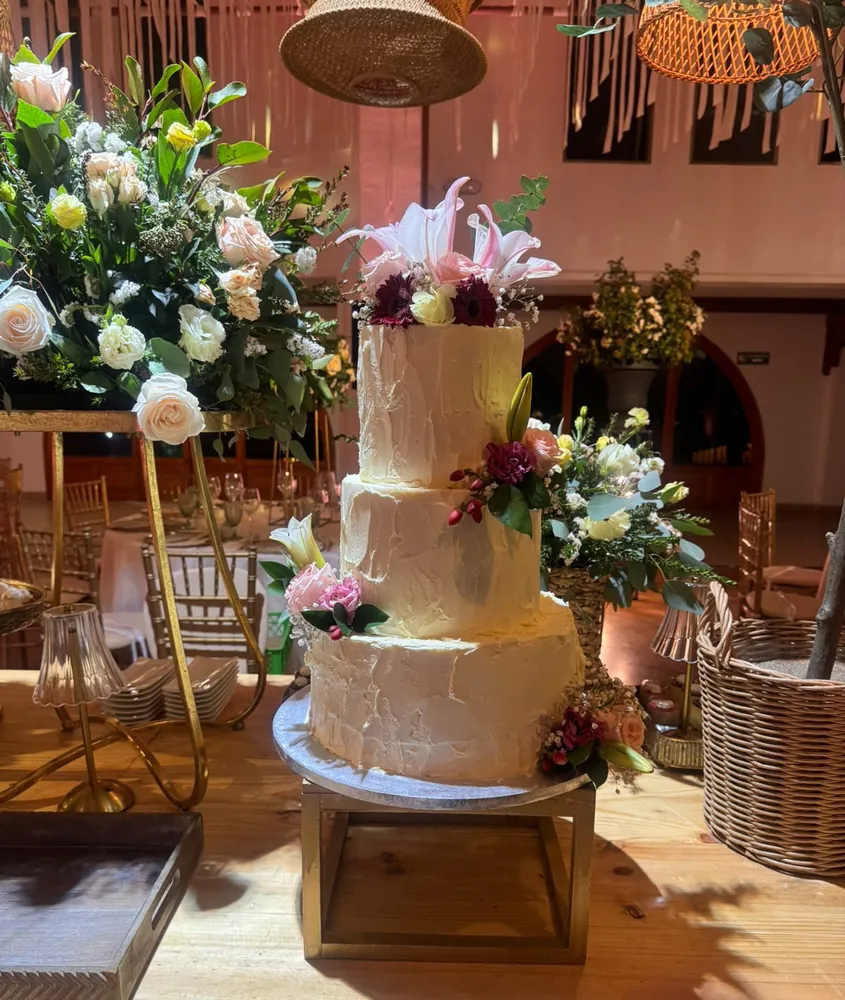 Torta de novios de tres pisos con flores naturales, hecha por DulceTiberia
